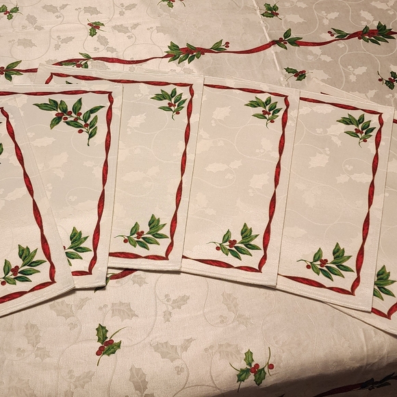 New Charter Club 10' Holly Tablecloth and 6 placemats. - Picture 2 of 7